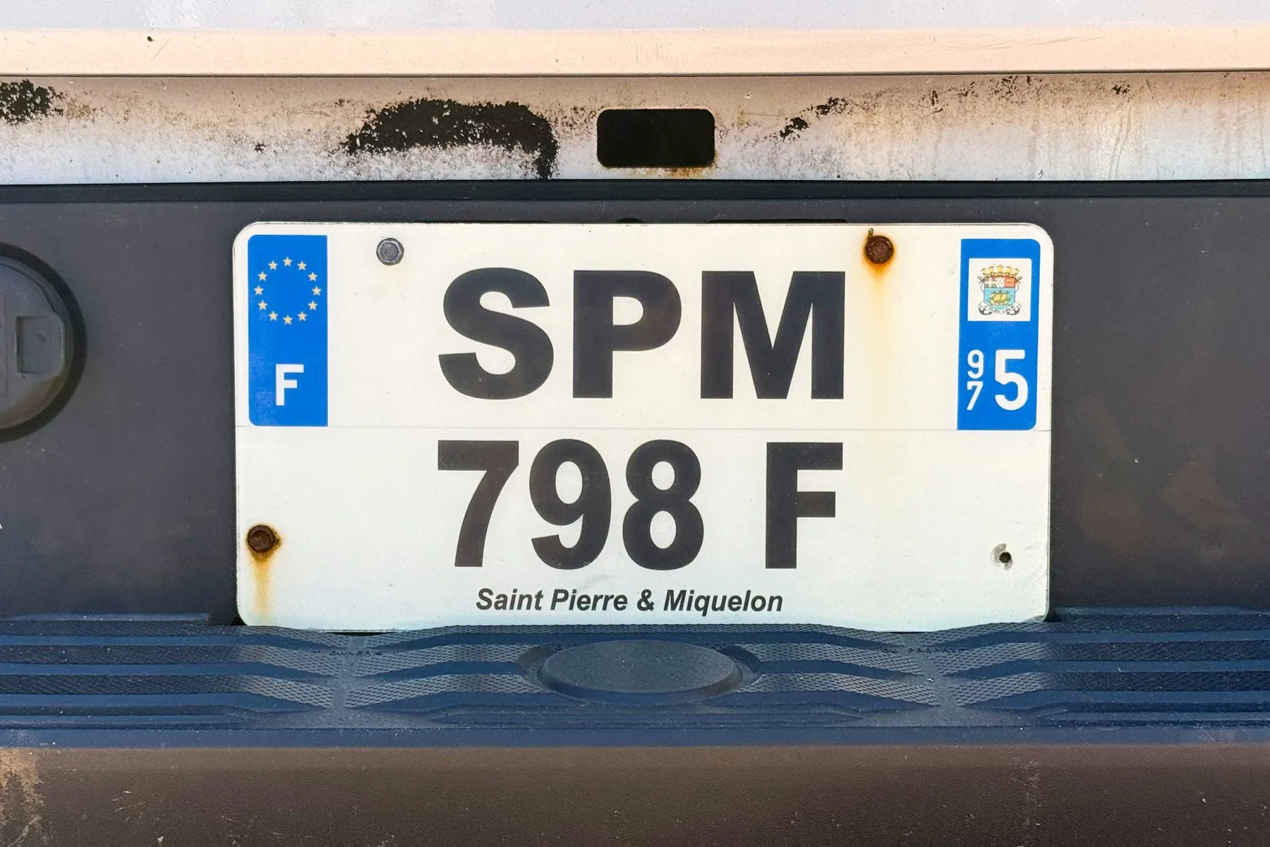 A white licence plate reading SPM 798 F, with a blue European Union band and the letter F at one end.